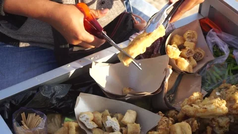 Spring roll traders are cutting spring rolls or "Lumpia" Vidéo 199763206