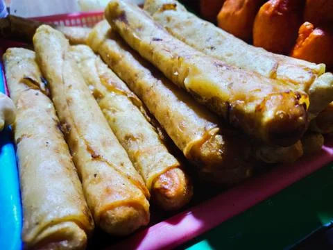 Spring rolls uncooked in plate ready to deep fry at shop Foto stock