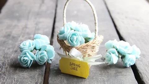 Spring sale - creative idea, tag and flowers in a small basket 스톡 동영상 76166370