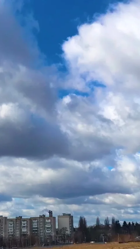 Spring sky with clouds. Vertical time-lapse. 库存影片 330253519