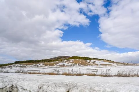 Spring. Snow-covered mountain, forest, beautiful sky and snowdrifts. Foto stock