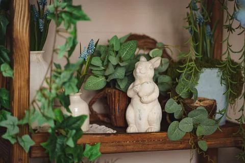Spring still life with Easter bunnies, flowers, and gardening tools Foto stock