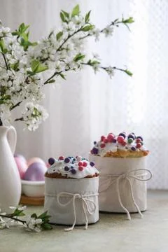 Spring still life with Easter cakes, painted Easter eggs and vase of blosso.. Foto stock