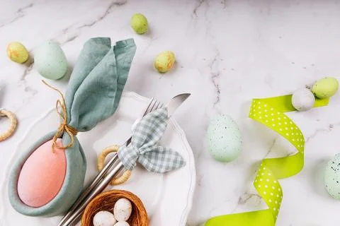 Spring Table Setting with Bunny Napkin and Easter Eggs Foto stock