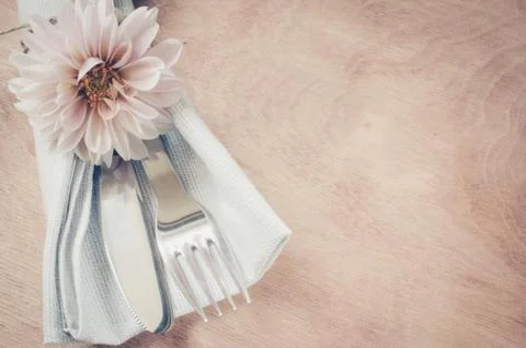 Spring table settings with fresh flower, napkin and silverware. Foto stock
