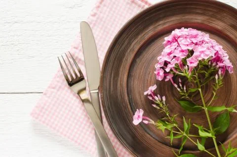 Spring table settings with fresh flower, napkin and silverware. Stock-Fotos