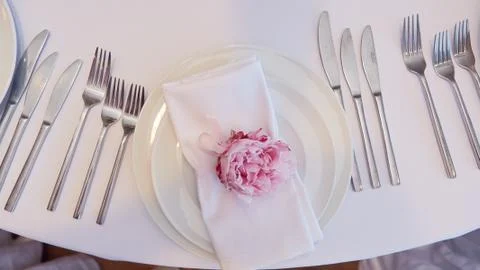 Spring table settings with fresh flower, napkin and silverware. Holidays Fotos de archivo