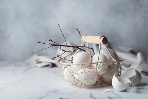 Spring time, easter holidays, white eggs in a basket Foto stock