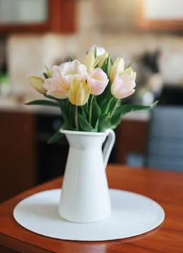 Spring tulips in a vase on the table. Spring holiday, home decor. Foto stock