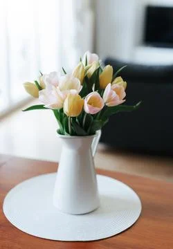 Spring tulips in a vase on the table. Spring holiday, home decor. Foto stock