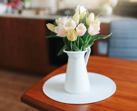 Spring tulips in a vase on the table. Spring holiday, home decor. Foto stock