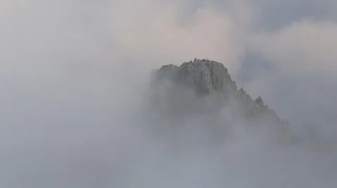 In spring the veil of mist creeping up the mountain slopes of the Caucasus Vidéo 63222285