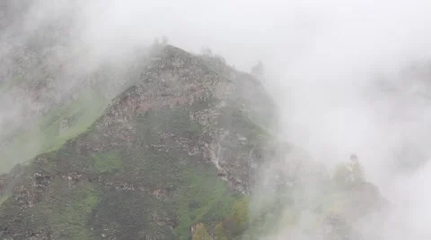 In spring the veil of mist creeping up the mountain slopes of the Caucasus Vídeo Stock 63223407
