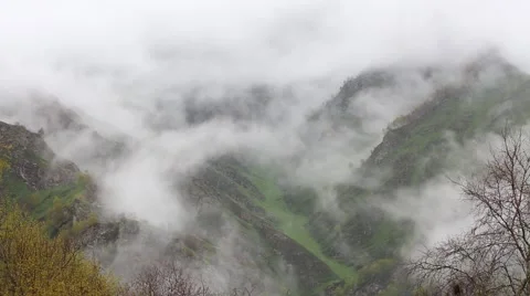 In spring the veil of mist creeping up the mountain slopes of the Caucasus Vidéo 63223817
