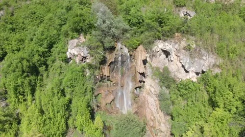 Spring waterfall Stockbeeldmateriaal 148226537