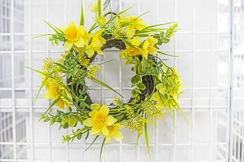 Spring wreath of yellow daffodils on a light background 스톡 사진