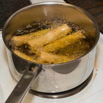 Springroll frying Stock-Fotos