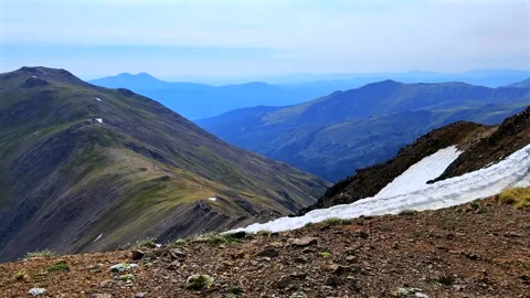 Springtime Mount Belford Oxford 14ers melting snow glacier sunny morning blue Vídeo Stock 346743053