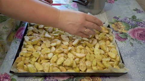 Sprinkle apples with sugar Stock Footage 169864084