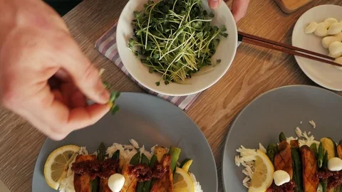 Sprinkle a basil dish Stockbeeldmateriaal 106749056