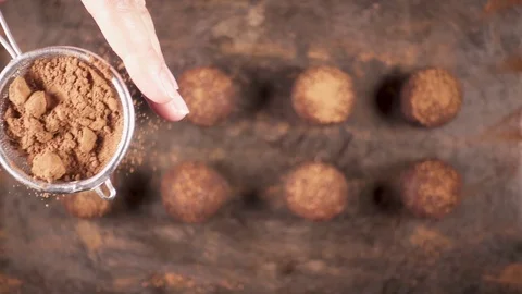 Sprinkle candy cocoa powder from a small spoon-sieve Video stock 91702927