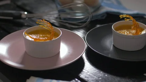 Sprinkle a creme brulee with powdered sugar 動画素材 106347349