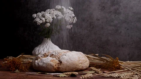 Sprinkle flour over a loaf of bread Vídeo Stock 137208723