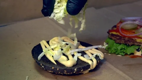 Sprinkle the hamburger with fresh cabbage Stockbeeldmateriaal 84817281