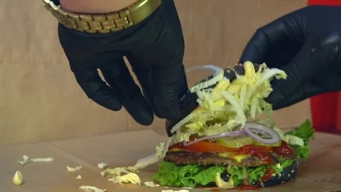 Sprinkle the hamburger with fresh cabbage 스톡 동영상 84817298