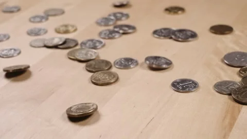 Sprinkle a handful of coins on the table Stock-Footage 152416650