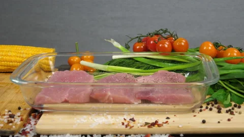 Sprinkle the meat with pepper before frying 動画素材 170603219