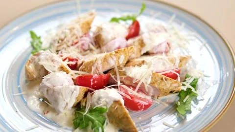 Sprinkle Parmesan cheese over salad or chicken rolls Bowl of Grilled Chicken Vídeo Stock 320823770