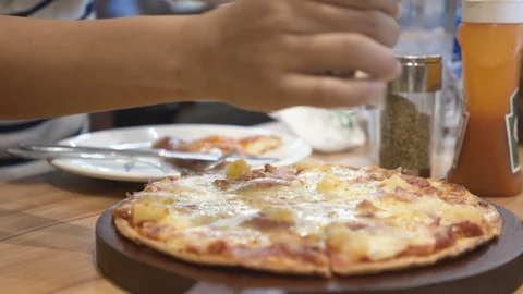 Sprinkle pepper powder in front of the pizza. Stock Footage 105112701