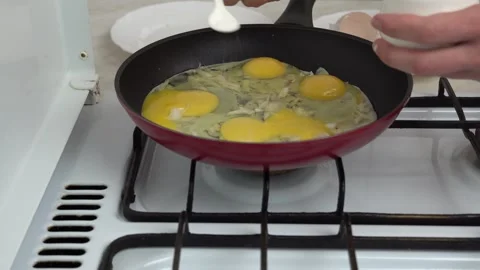 Sprinkle salt and cook scrambled eggs with white onion. 스톡 동영상 241795583