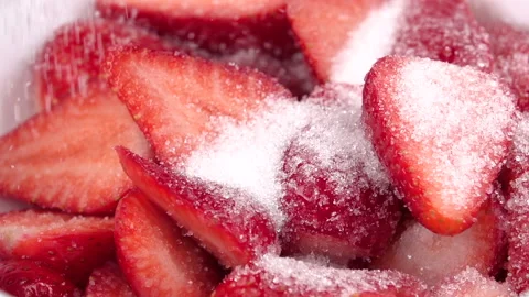 Sprinkle strawberries with sugar 動画素材 130353120