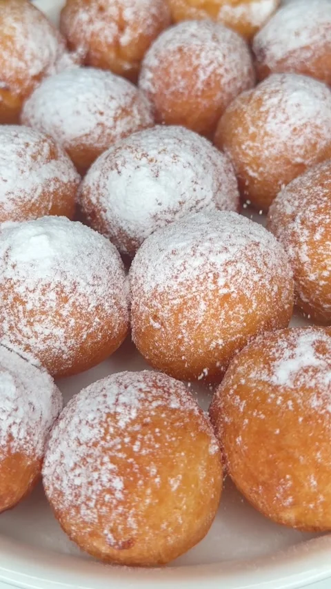 Sprinkle sugar powder over crispy cheese balls, close up Video stock 295648292