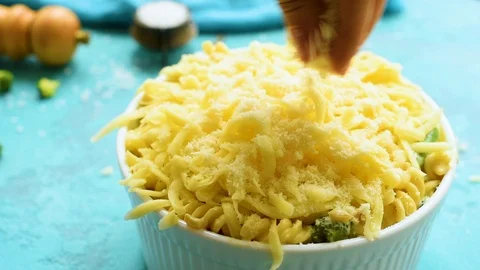 Sprinkle vegetable pasta with mozzarella cheese Video stock 92261629