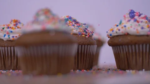 Sprinkles Falling on Cupcakes while Spinning at Eye Level. Cupcake 스톡 동영상 128253974