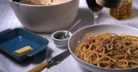 Sprinkling black pepper over a delicious plate of spaghetti carbonara Stock Footage 72620130