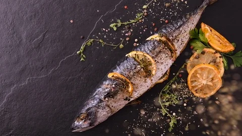 Sprinkling spices on grilled fish . 库存影片 126889876