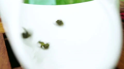 Sprinkling of tea into a bowl Video stock 67994760