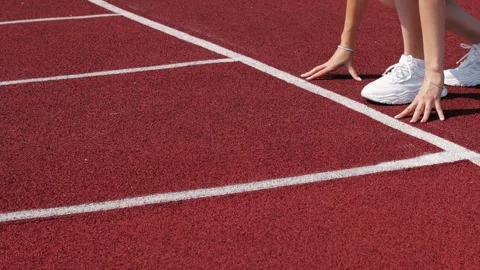 The sprinter starts for a run. Video stock 245292473