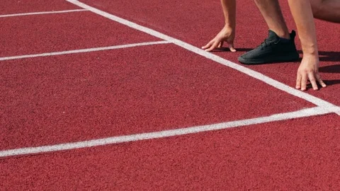 The sprinter starts for a run. Video stock 245353994