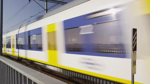 Sprinter Train passing by at High Speed Vidéo 42724249