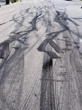 Spuren von Reifen Abnützung auf einer Straße Gummi Abrieb von Autoreifen a. Stock Photos