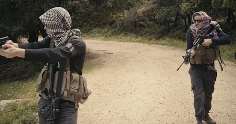 Squad of armed islamic isis terrorists patrolling a forest area during combat Vidéo 106684380