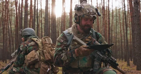 The squad commander transmits information from the reconnaissance to the base 库存影片 144238526