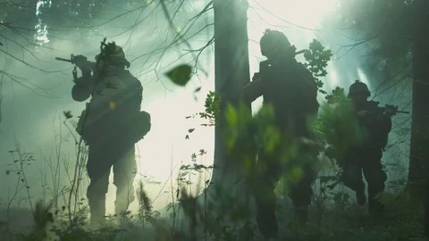 Squad of Five Fully Equipped Soldiers in Camouflage on a Reconnaissance Mission. Vidéo 82060255