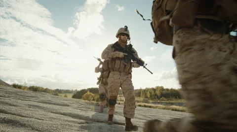 Squad of Fully Equipped and Armed Soldiers Standing in the Desert. Vidéo 68997176