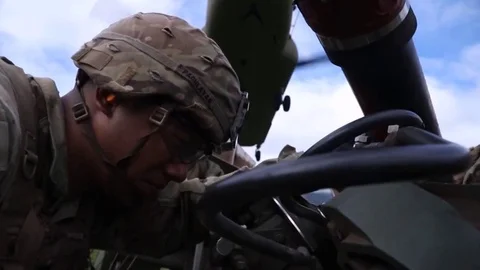 Squad of gunners Clings the gun to the hook to the helicopter Video stock 120830007